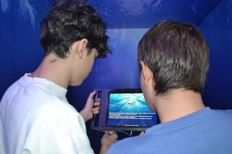 Dos visitantes usando la tablet de realidad aumentada