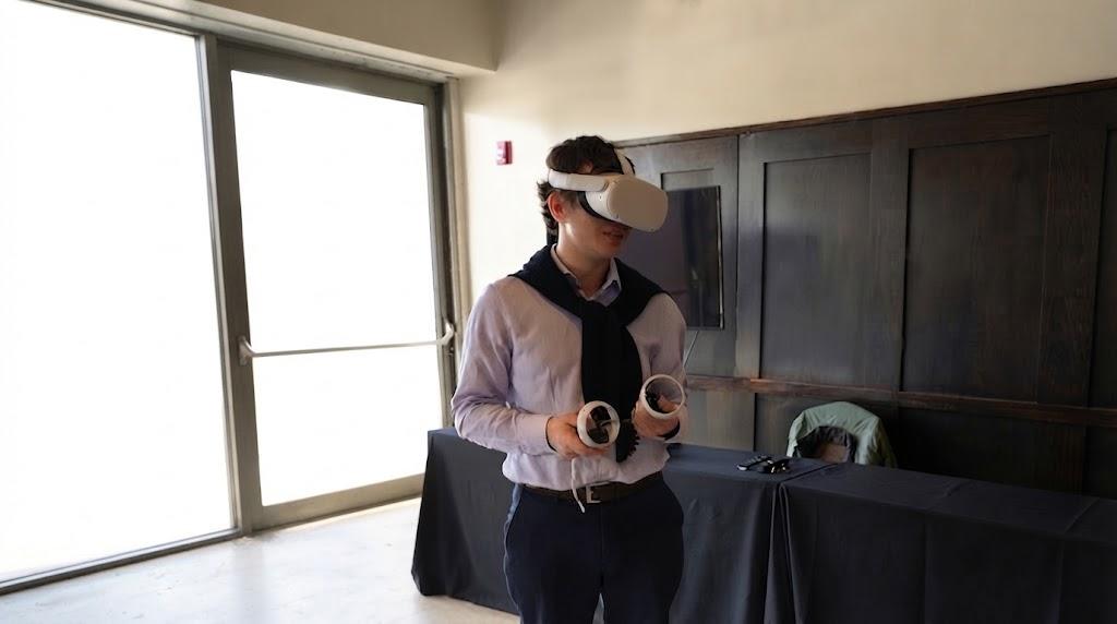 Usuario recorriendo la cabaña con casco VR