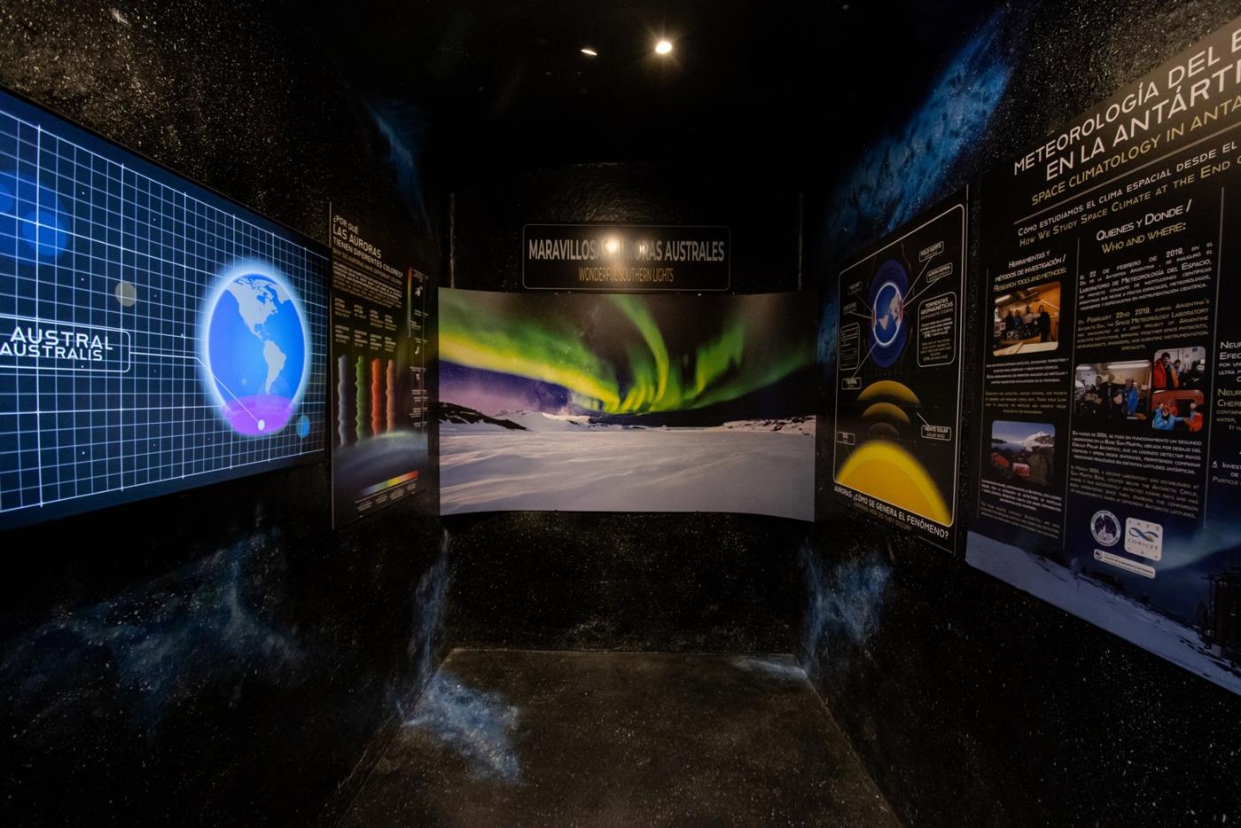 Sala de Auroras: paneles y proyección de aurora